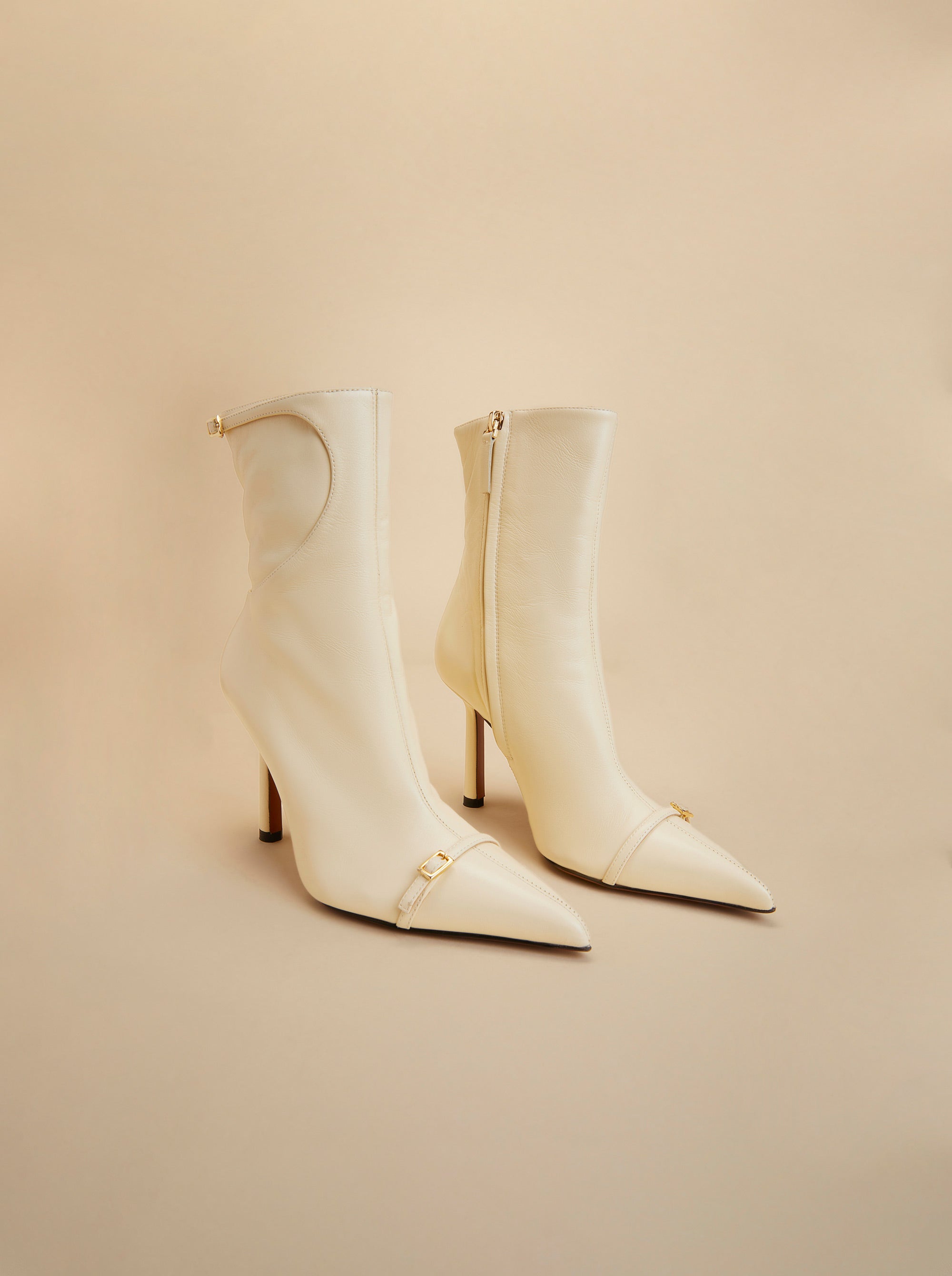 Pointy Toe Ankle Boots Vanilla Soft by Manu Atelier