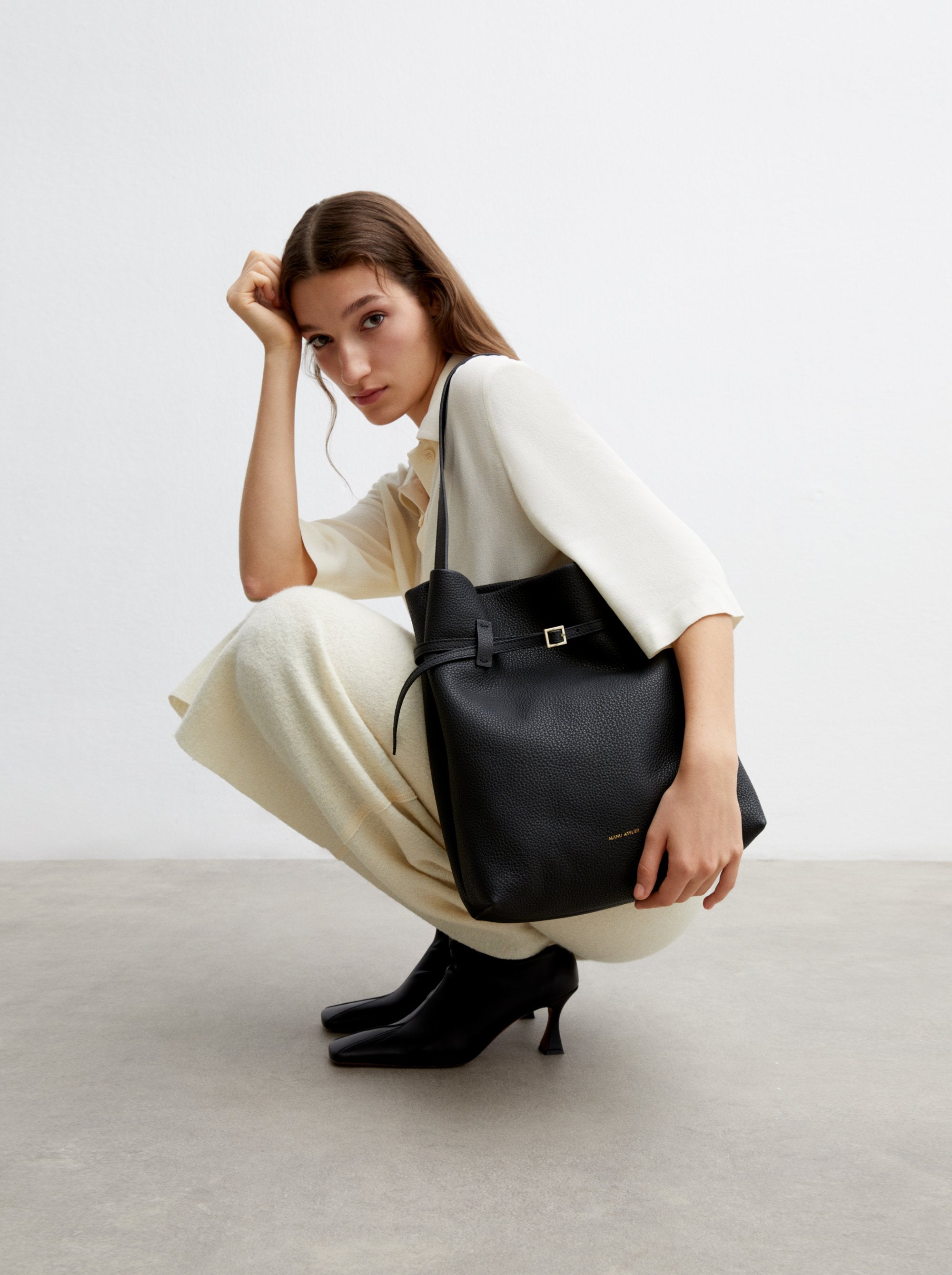 Tote du Jour Black with a model