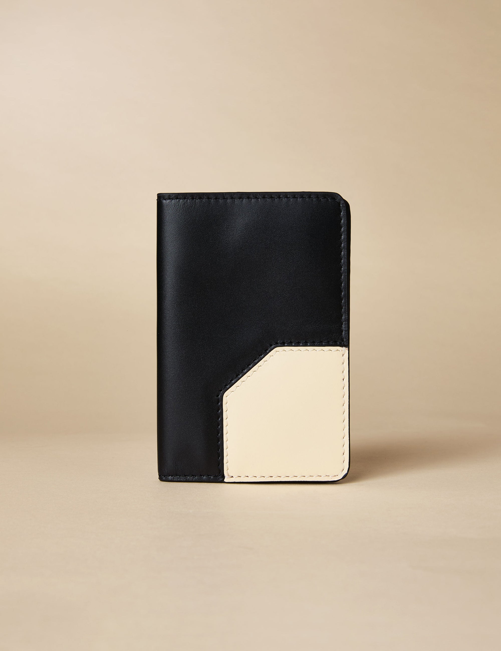 Manu Passport Case Vanilla & Black Soft