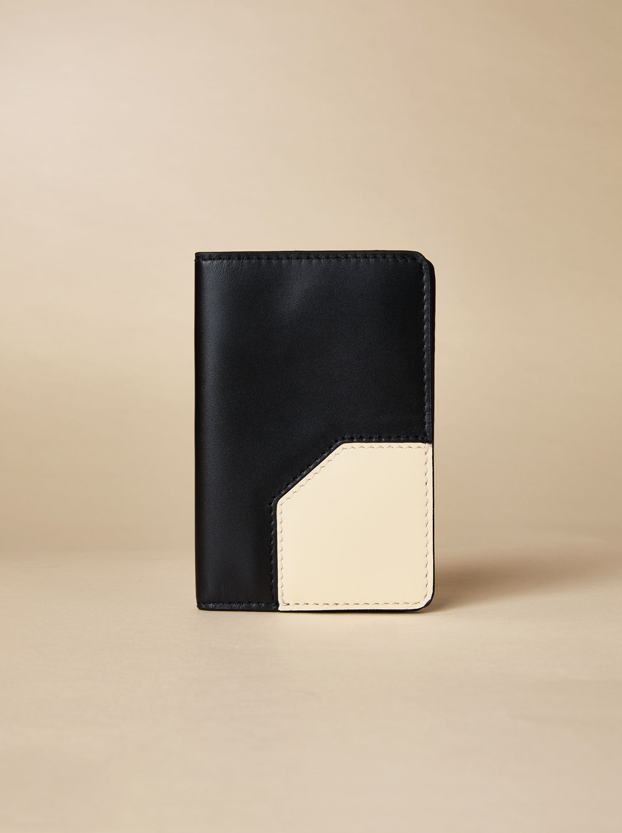 Manu Passport Case Vanilla & Black Soft